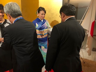 親善大使の田中さん、大使夫人と握手
